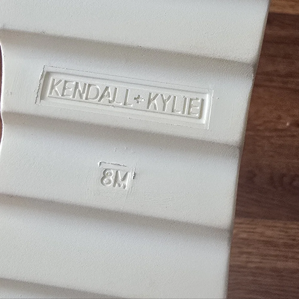 Kendall & Kylie sneakers pop upper