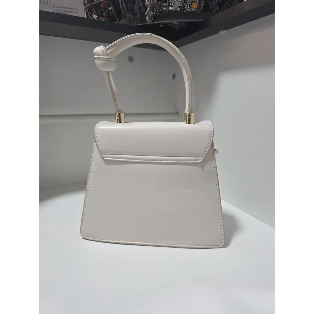 The Unbranded Brand white structured