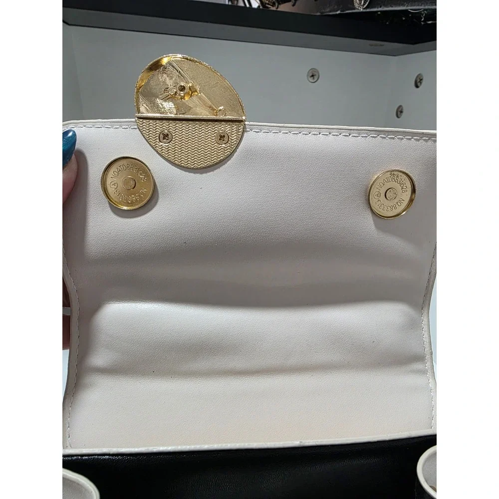 The Unbranded Brand white structured