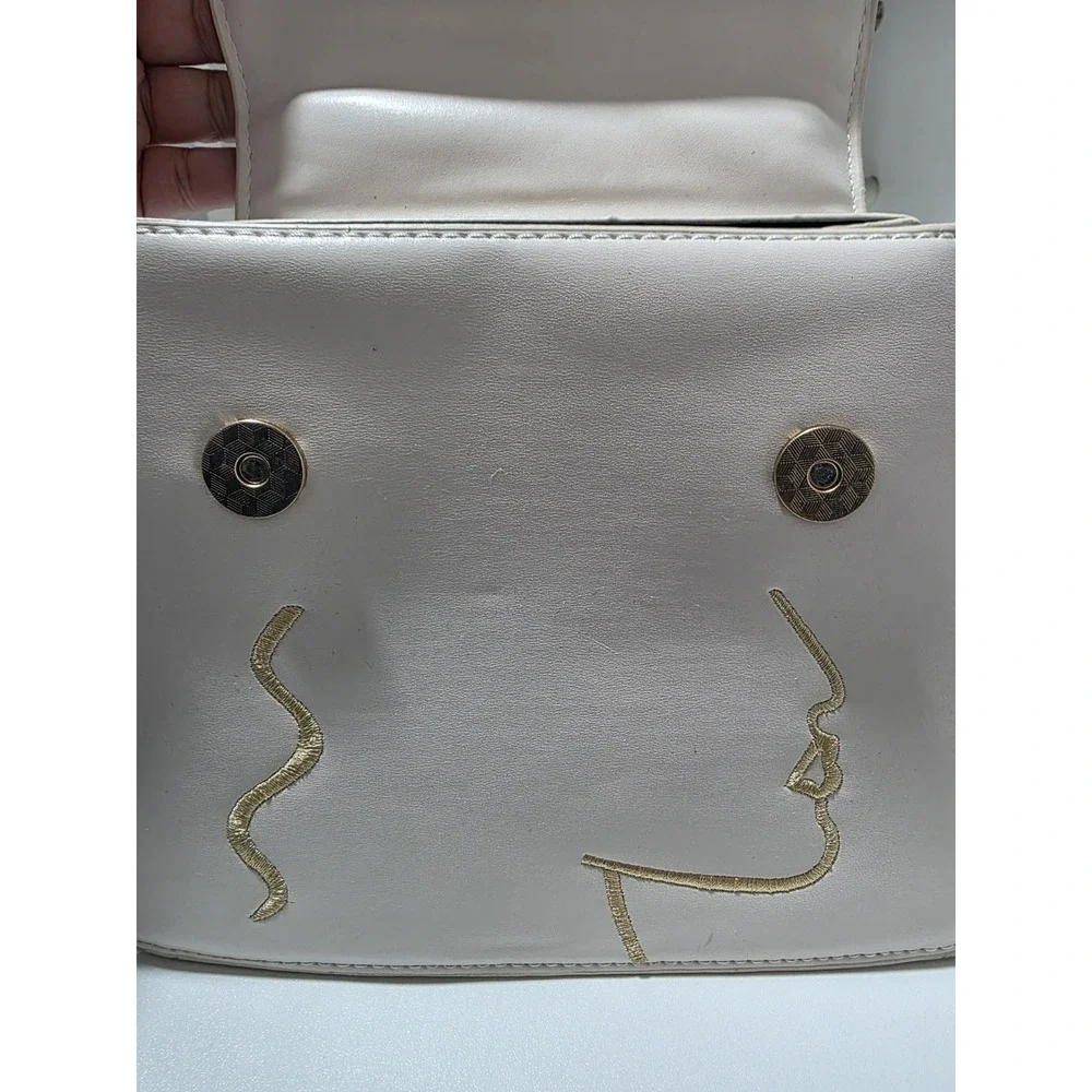 The Unbranded Brand white structured