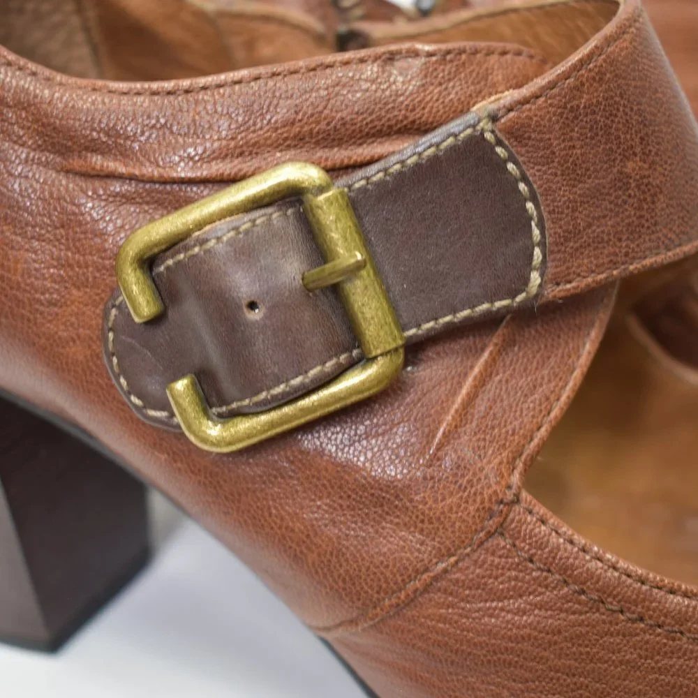 Clarks zip closure