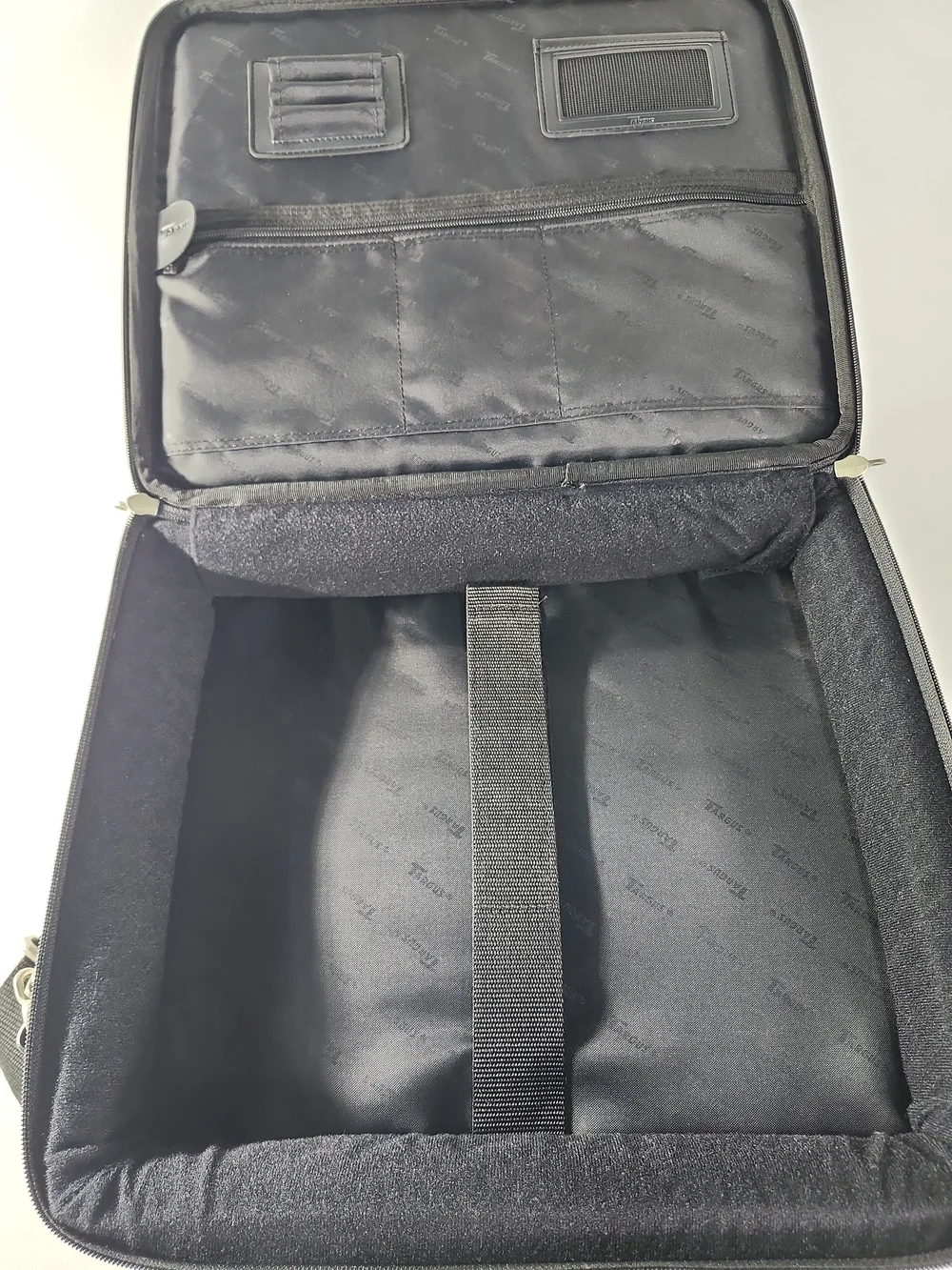 Air Targus Men's Black Leather Briefcase - Classic Professional Carry