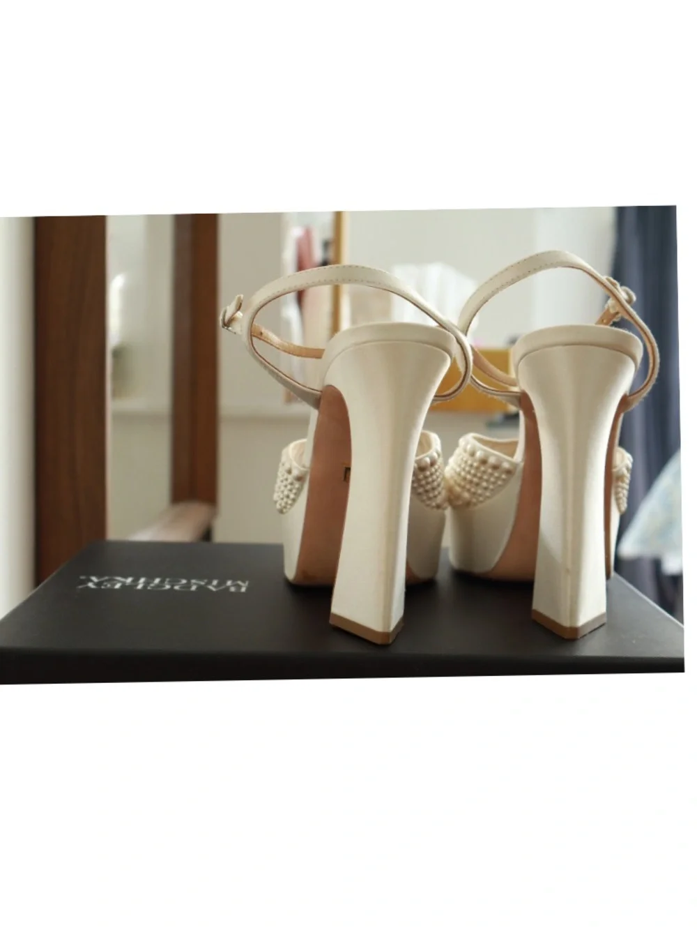 Badgley Mischka sleek insole