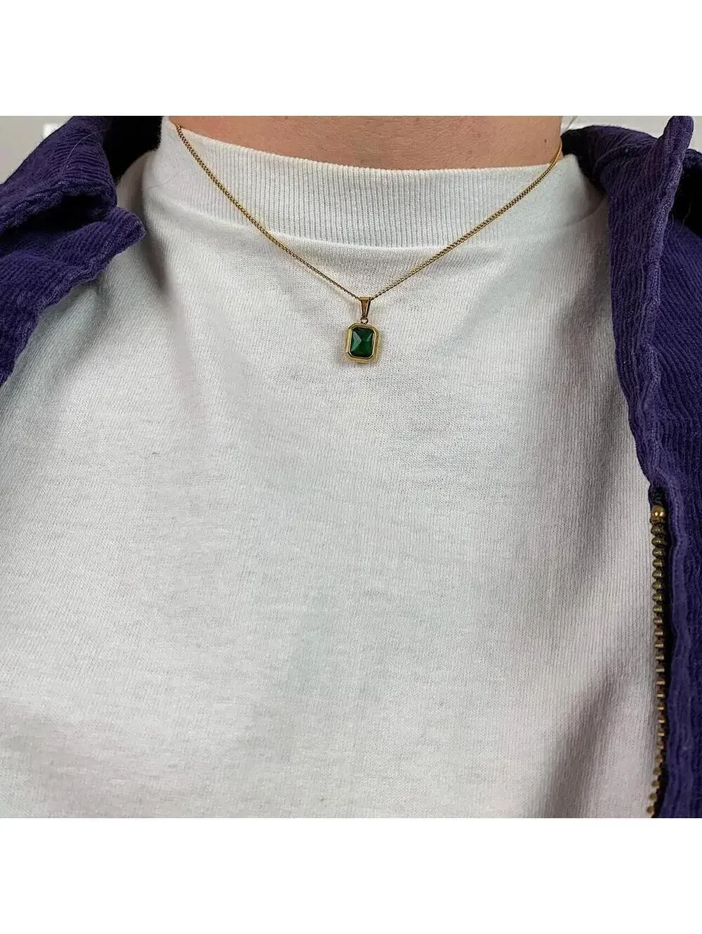 Classy Gold Chain Green jewel pendant necklace. Chain is unisex. 18 inches