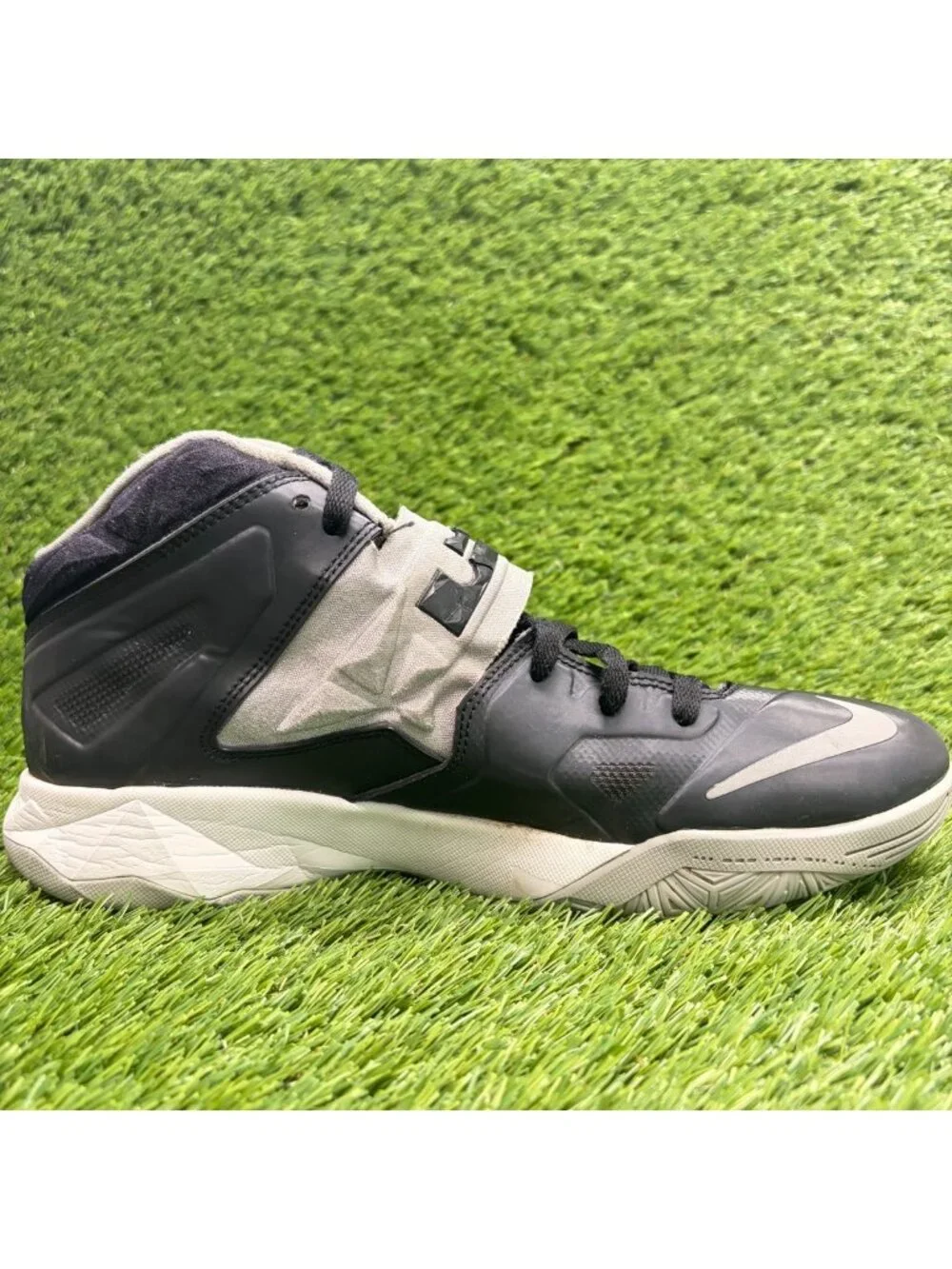 Nike LeBron Zoom Soldier 7 Mens Size 9.5 Black Silver Basketball Shoes Sneakers