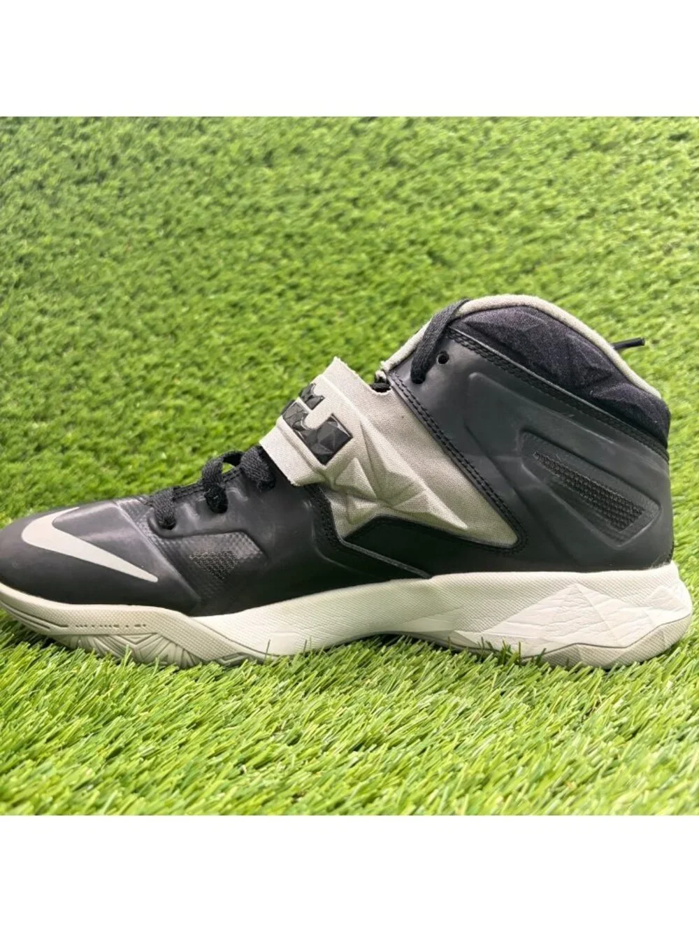 Nike LeBron Zoom Soldier 7 Mens Size 9.5 Black Silver Basketball Shoes Sneakers