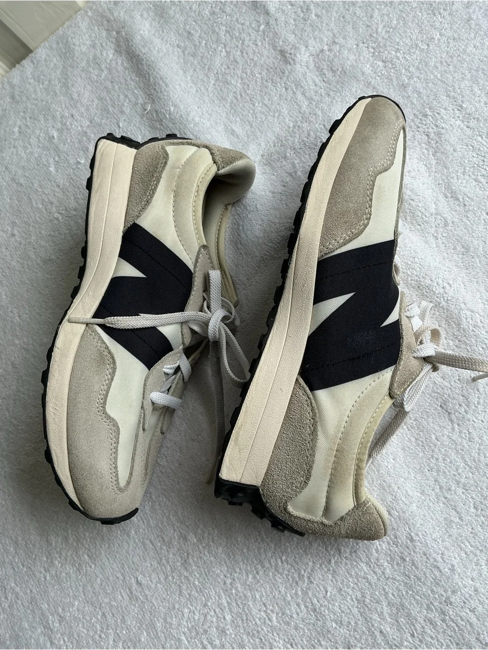 New Balance 327 Sneakers in Cream and Black Sz 5