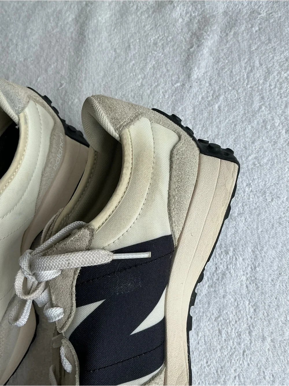 New Balance 327 Sneakers in Cream and Black Sz 5