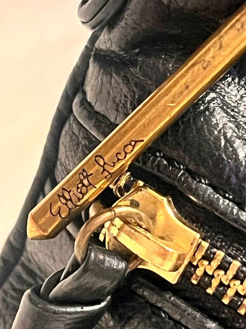 Elliott Lucca compact black