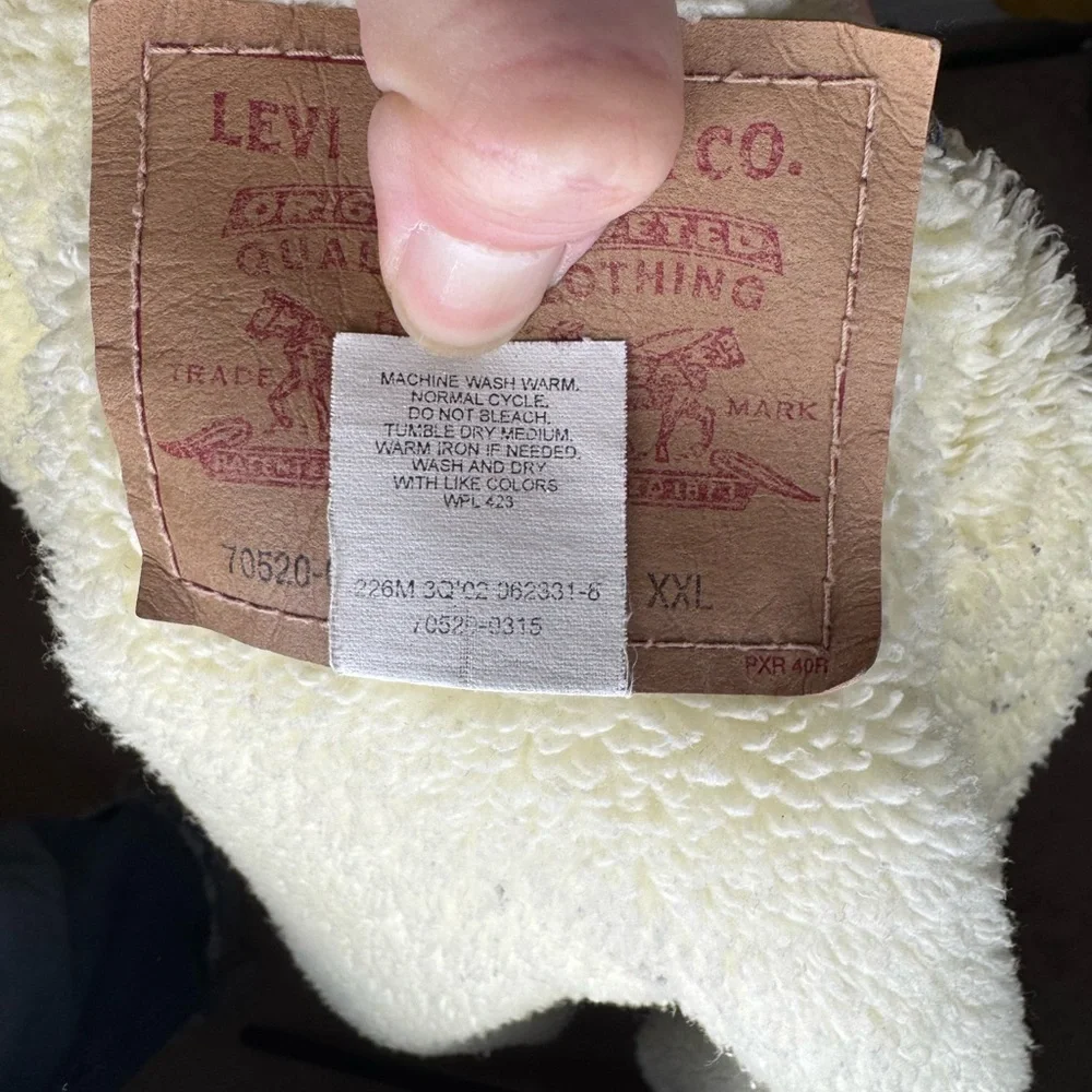 Levi's front measures collar