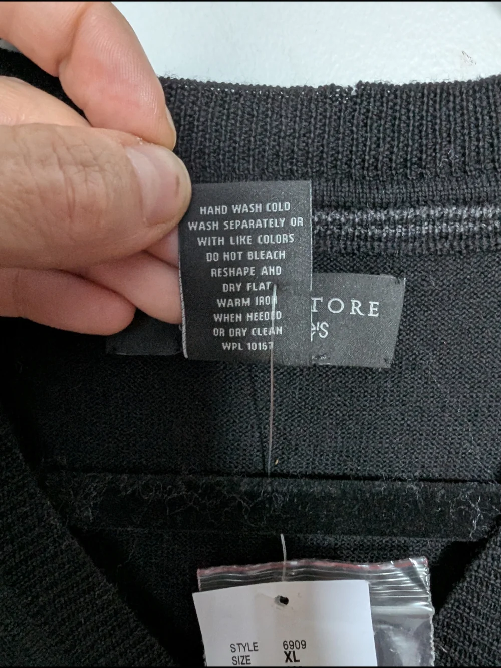 Bloomingdales the Men's Store Black V-Neck Pullover Sweater 100% Merino Wool XL