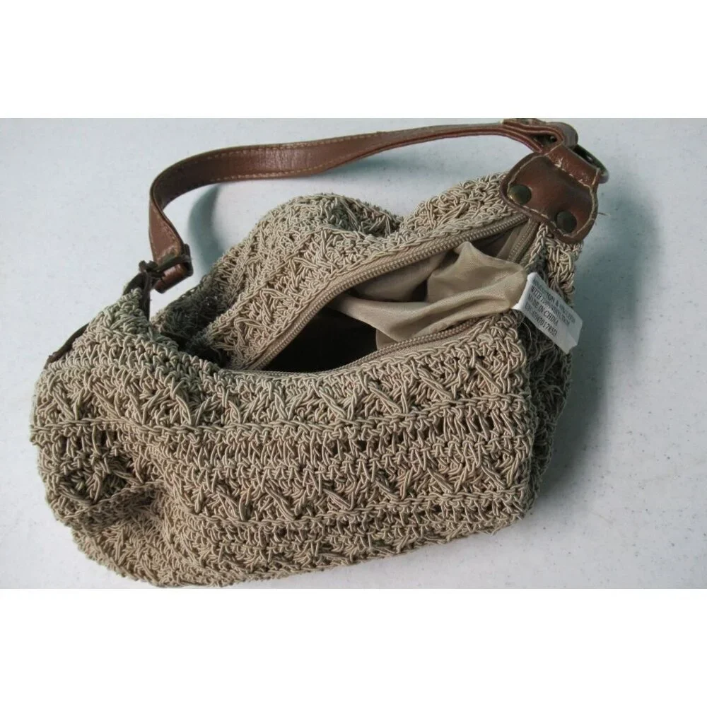 Unbranded closure strap
