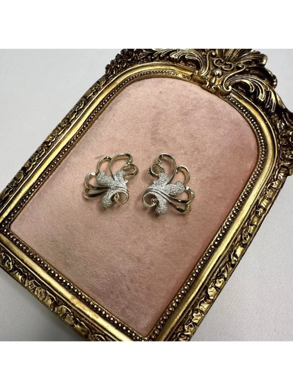 Vintage Sarah Coventry Signed Clip-On Earrings Frosted Feathers 1961 Silver-tone