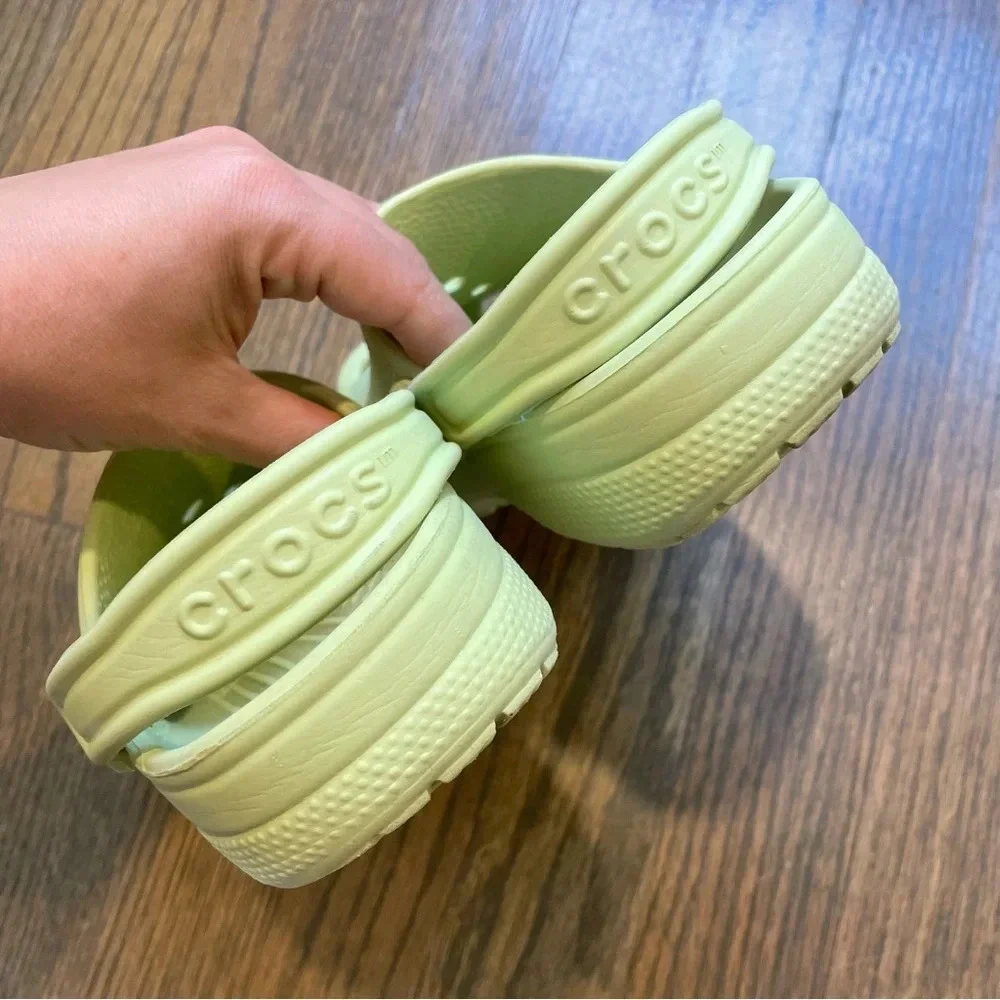 Crocs Classic Clogs Unisex Light Pastel Green Junior Size 2