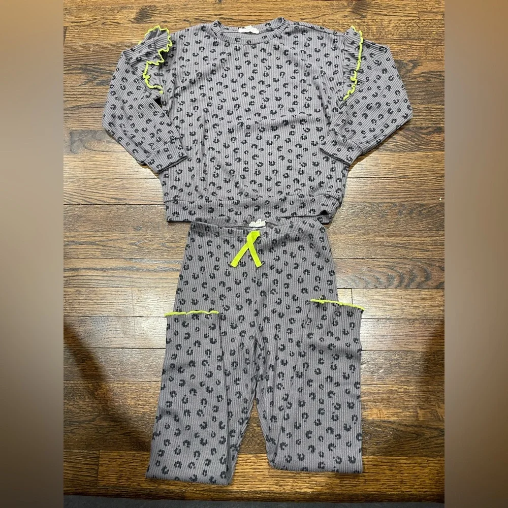 Girls ribbed Gray and green Pajama Set size 7/8