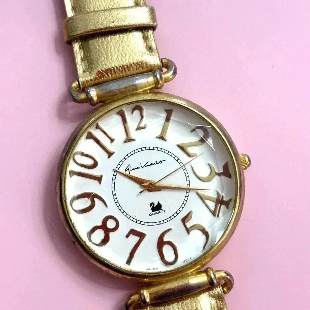 Gloria Vanderbilt asymmetrically large