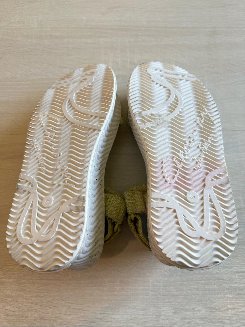 Sam Edelman features brand