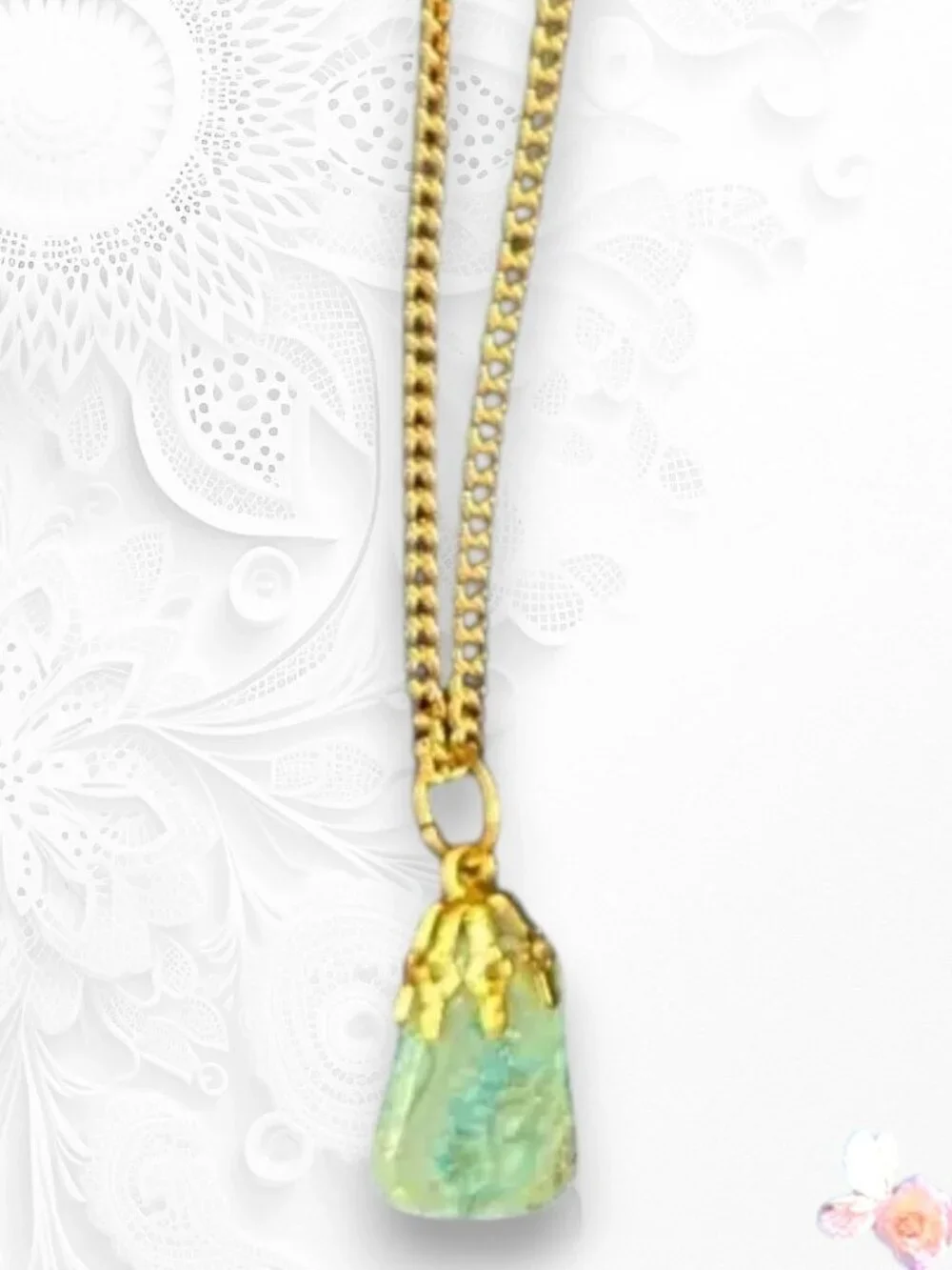 Vintage Gold Tone Chain Necklace with Green Stone Pendant 18