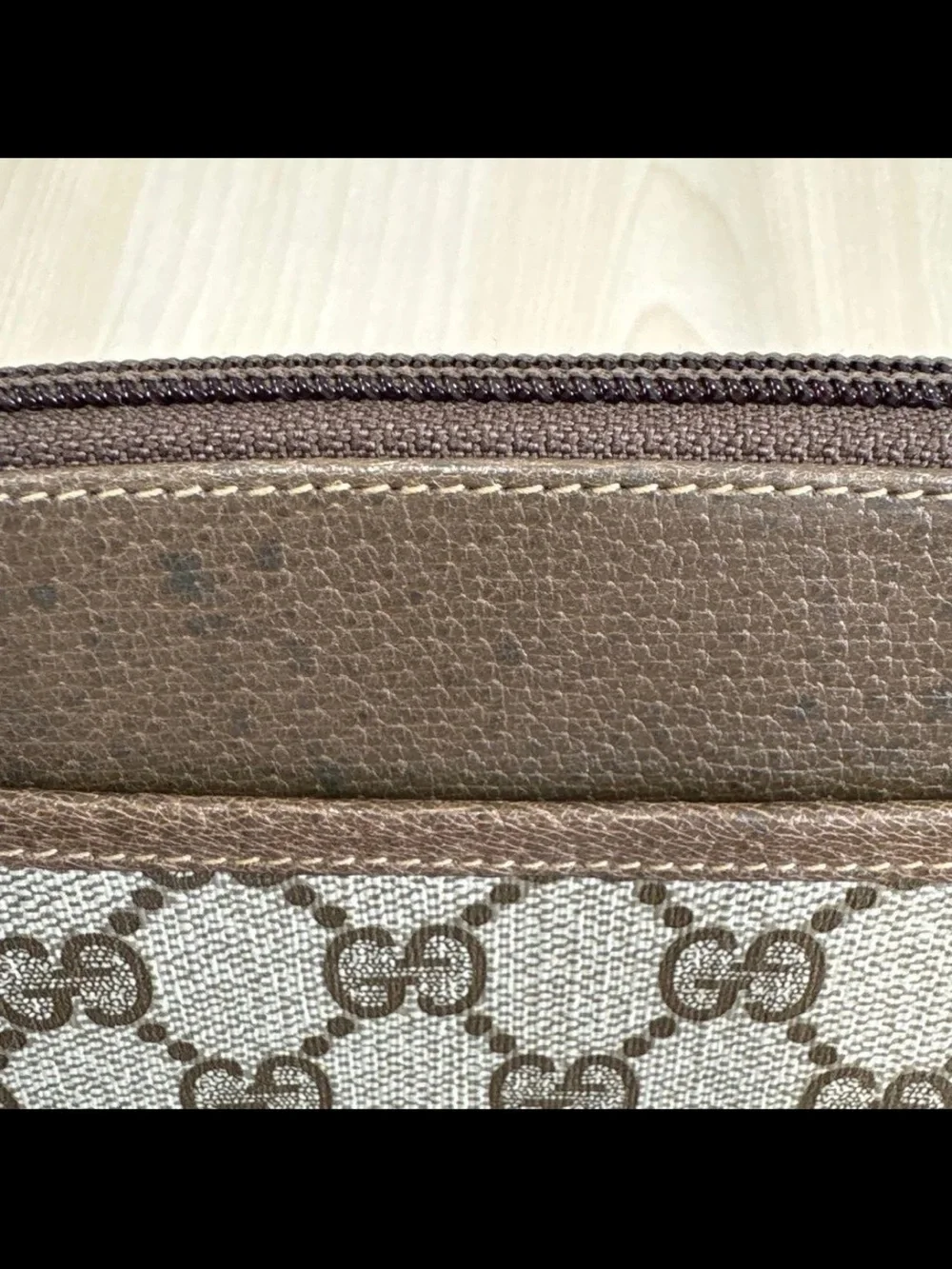 Gucci silhouette compact