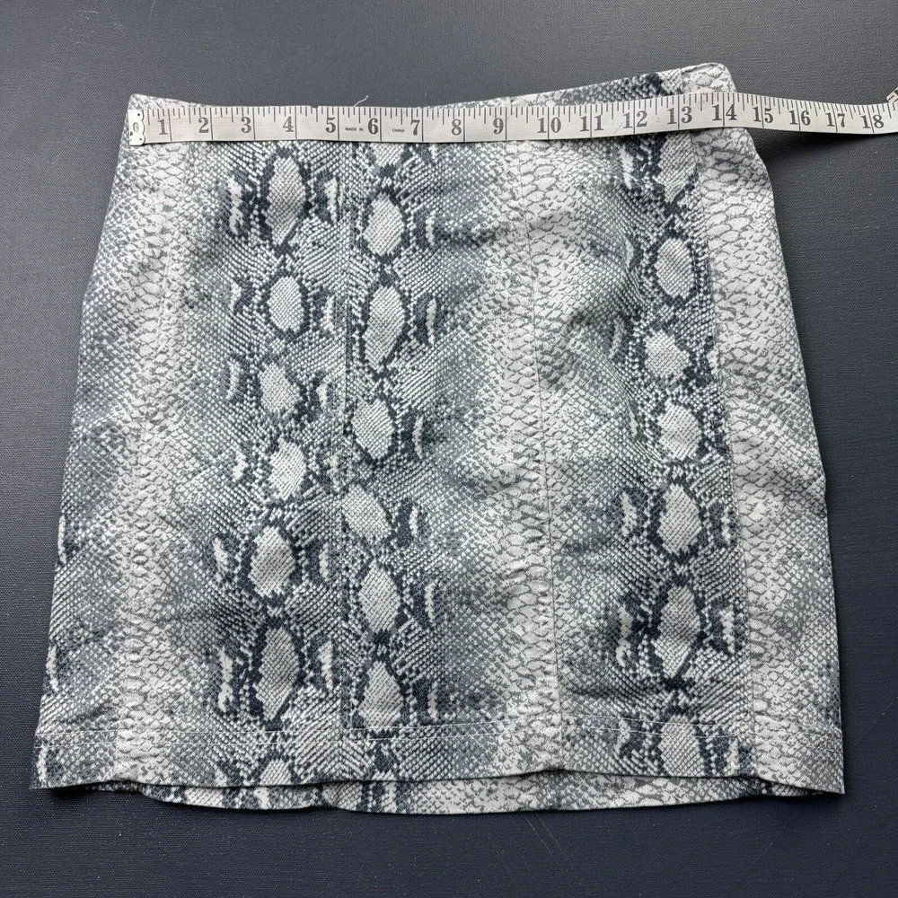 Free People Women's Size 8 Gray Snakeskin Bodycon Mini Skirt Stretch Casual Fit