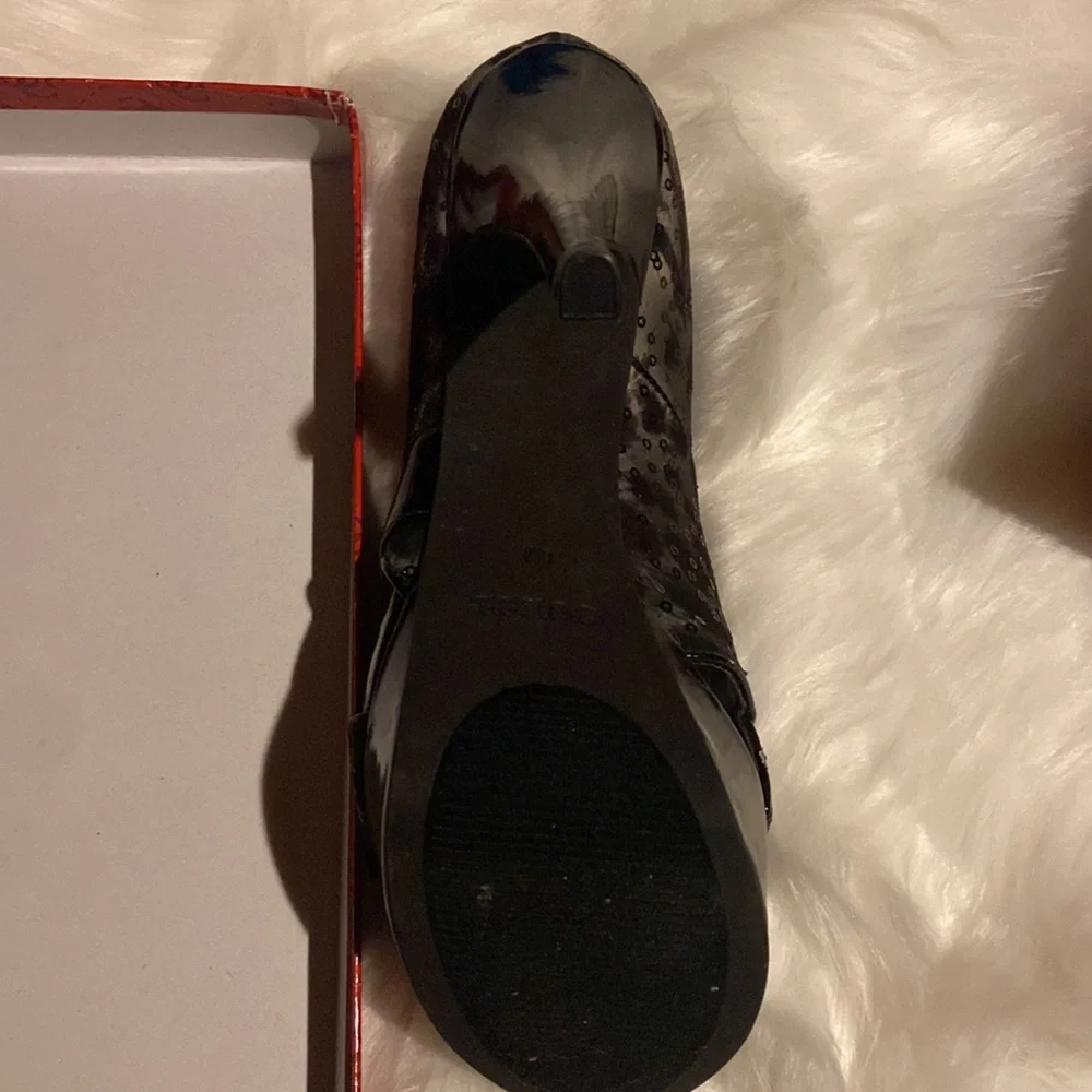 Guess gently used