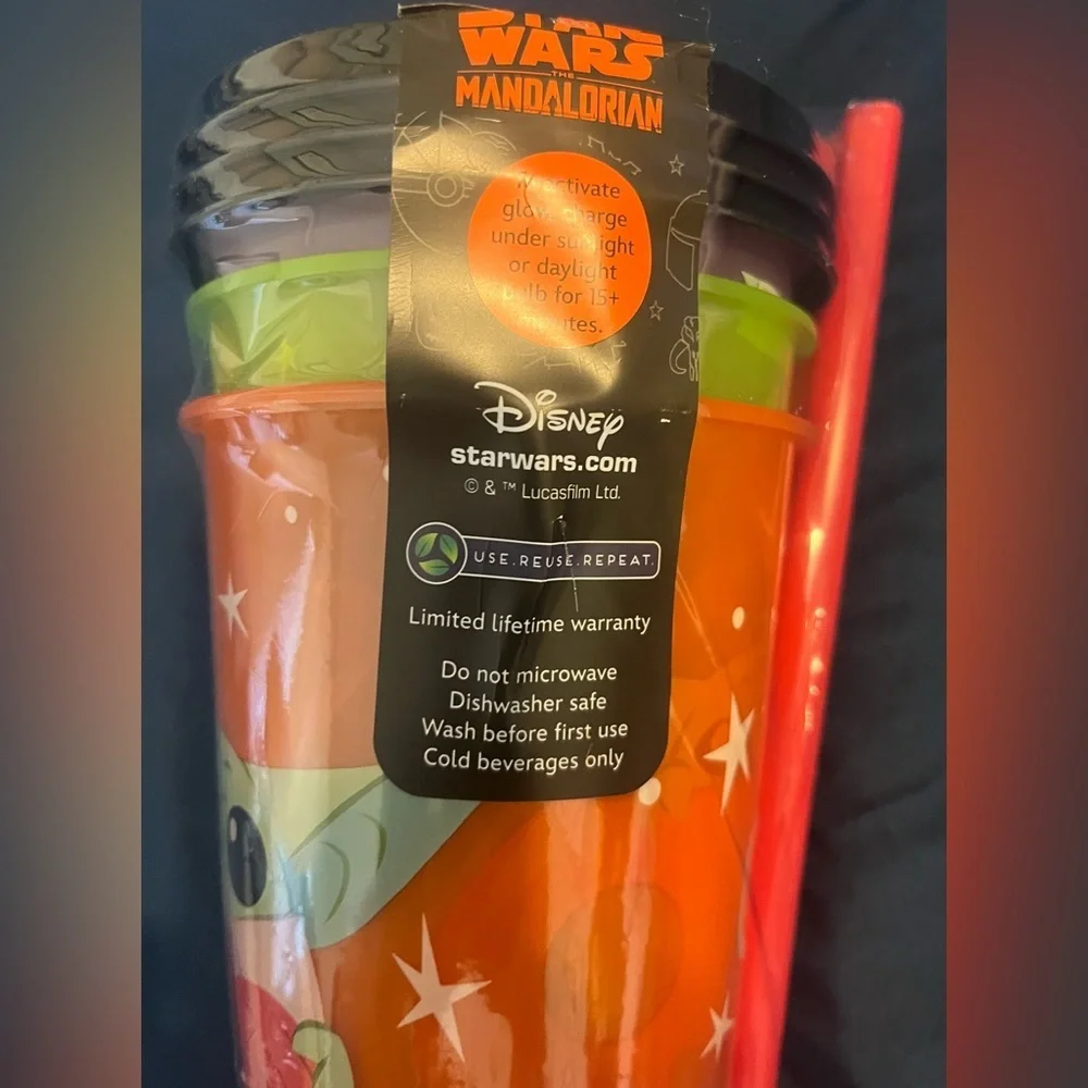 New & sealed Disneys Star Wars mandalorian zak glow in dark cup straw lid
