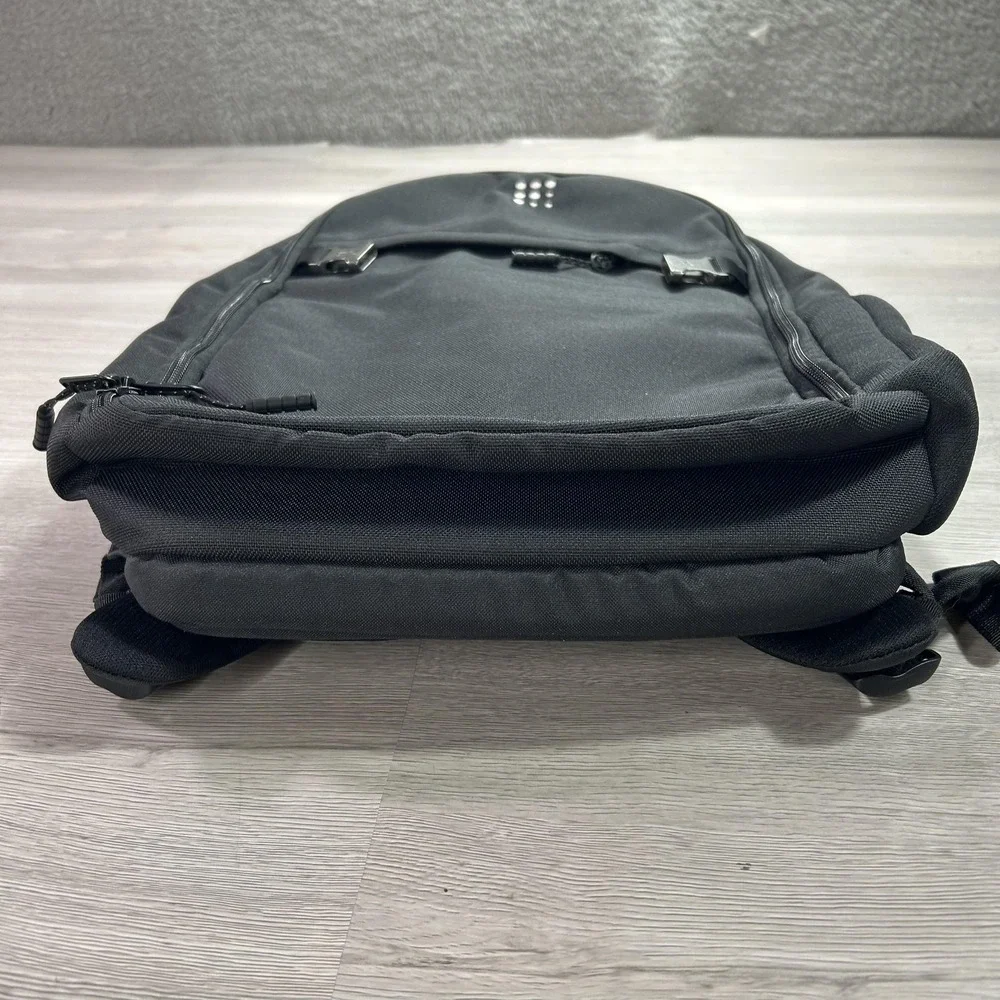 Timbuk2 gray organizer compartment