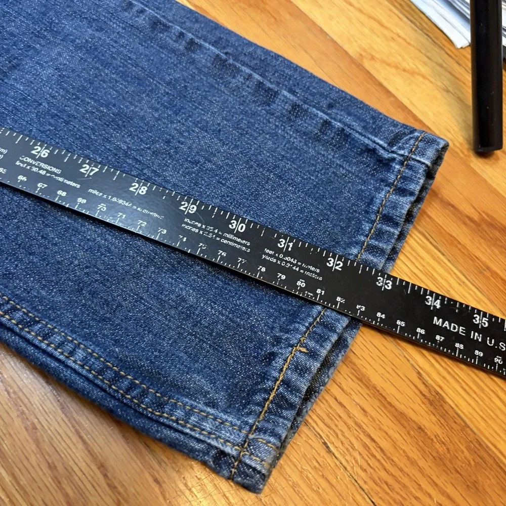 Levis tab red