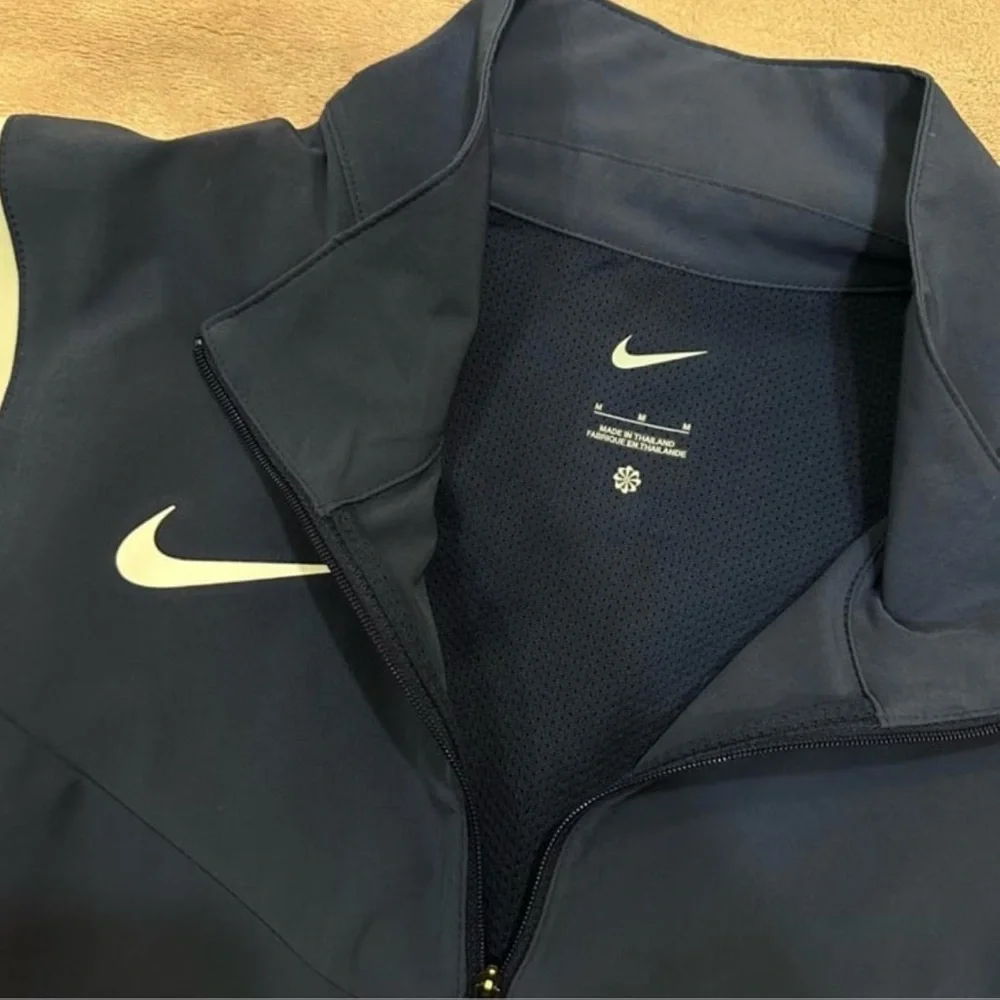 Nike sleek windbreaker