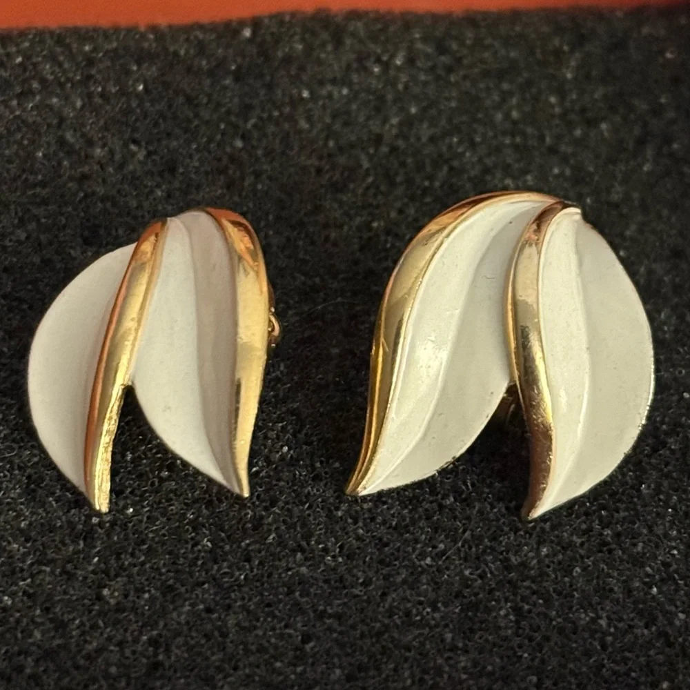Trifari crown gold