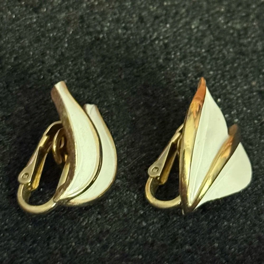Trifari crown gold