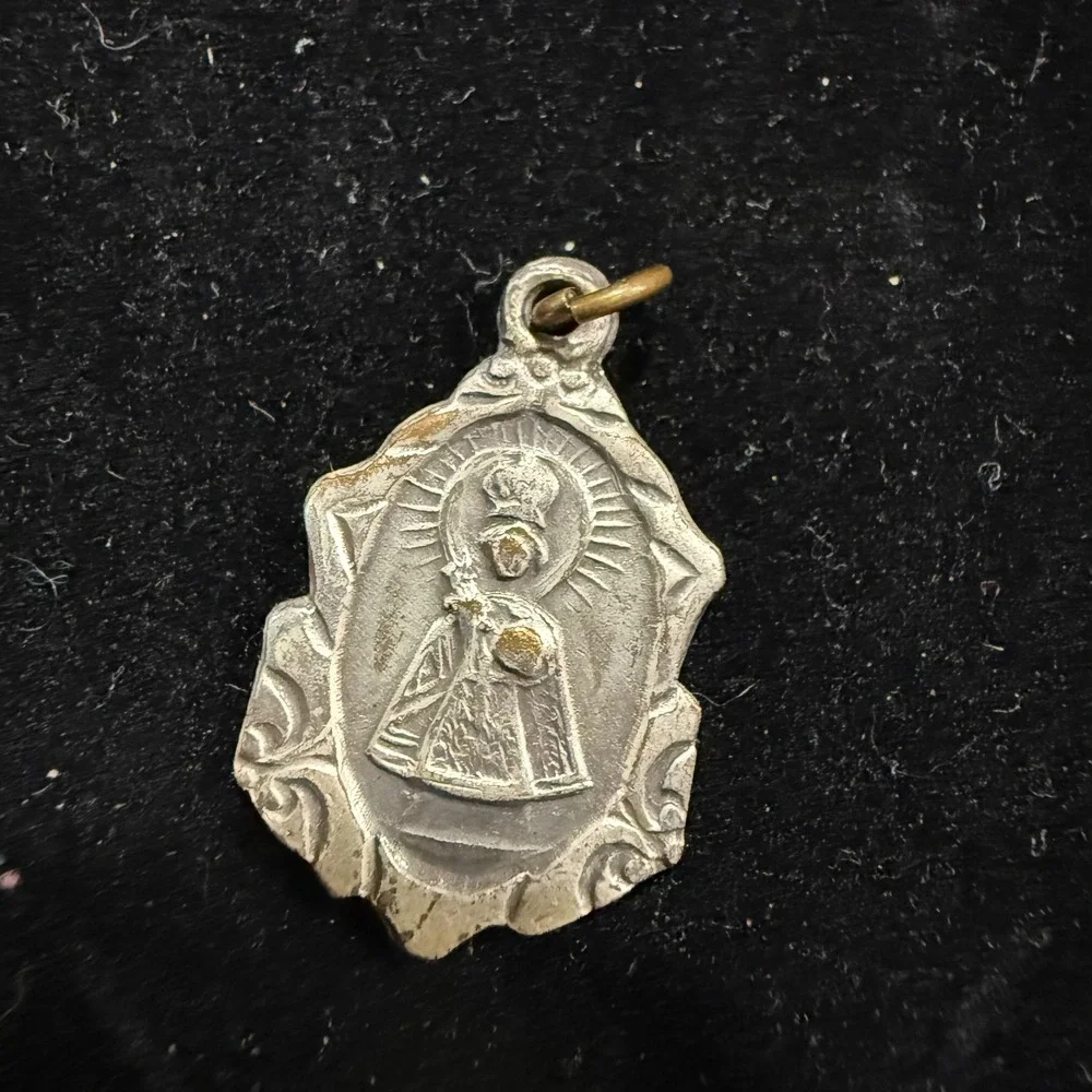 Vintage Infant Jesus of Prague Sacred Heart Religious Medal Silver Tone‎ Pendant