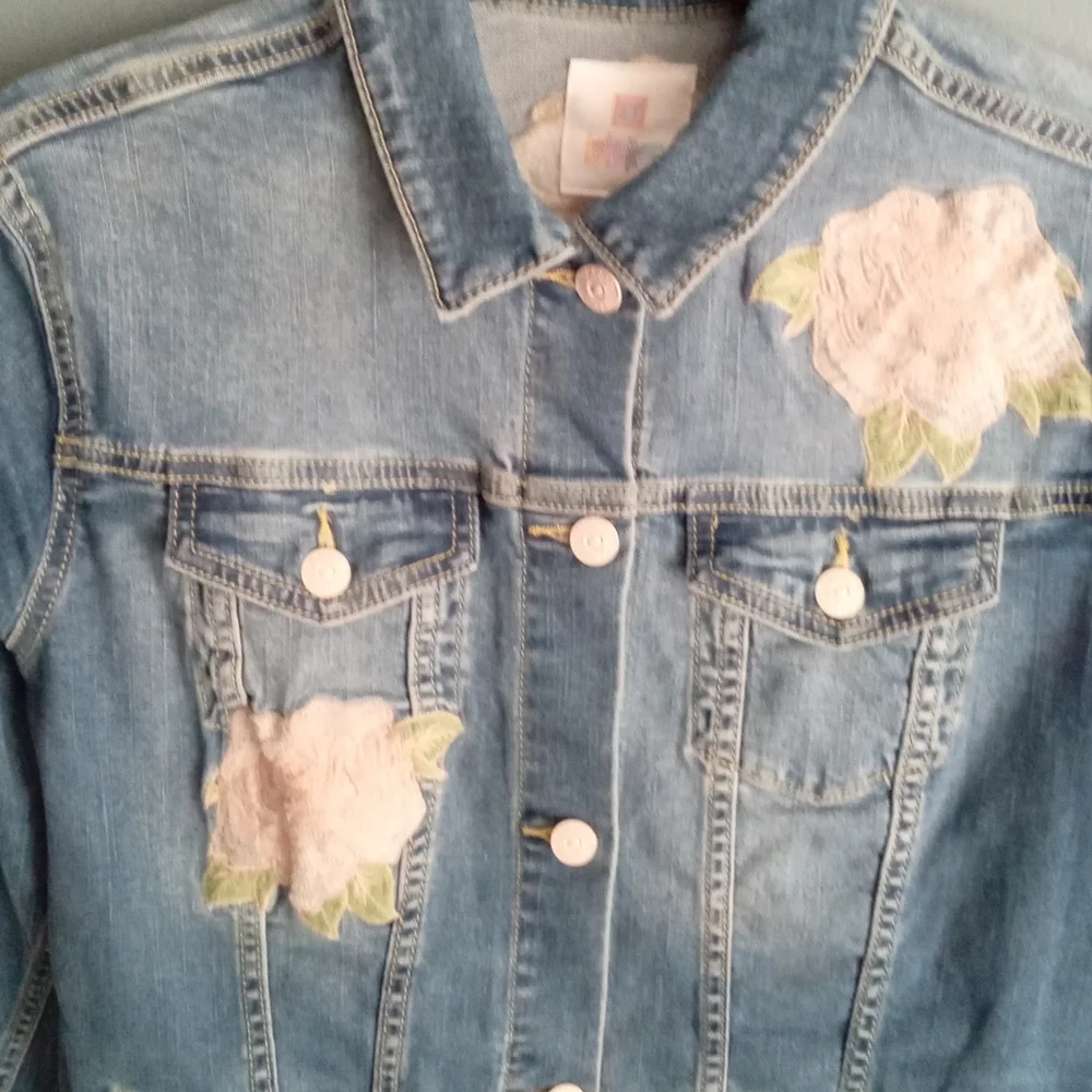 Denim Jacket Embroidered Floral‎ Applique Light Wash Distressed Button Up