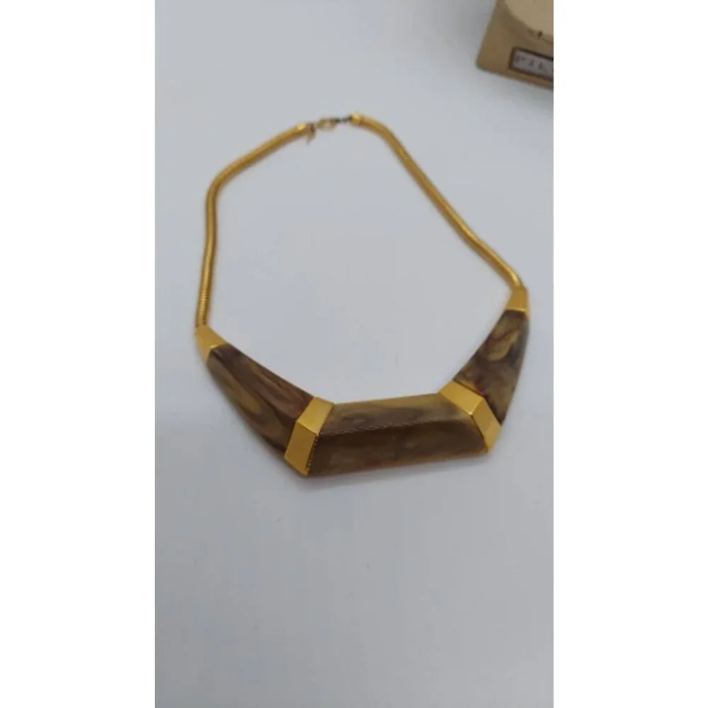 Vintage Crown Trifari‎ marble lucite necklace