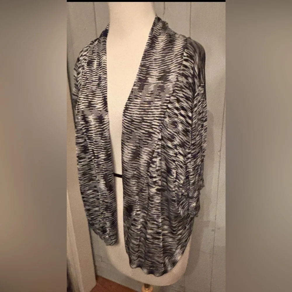 LANE BRYANT Short Sleeve Black /White Open Short‎ Sleeve Cardigan Sz 22/24 Rayon