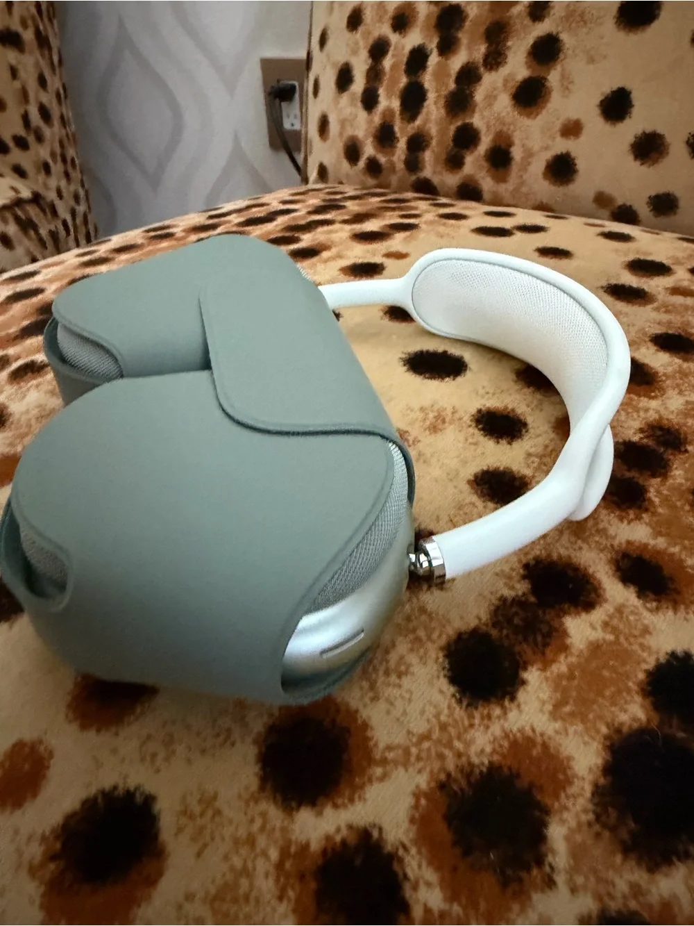 APPLE AIRPODS MAX in Sage Green and White 2024