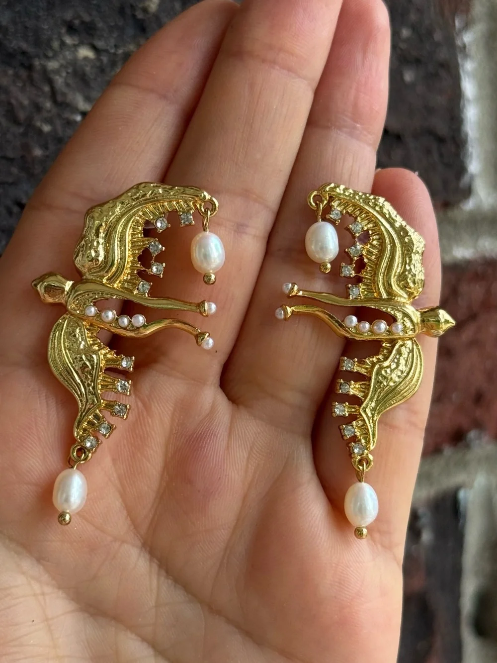Bird-Inspired Gold Tone Pearl