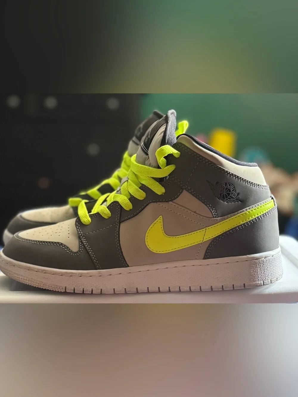 Jordan 1 Mid Gunsmoke Volt size 6 ½ Y