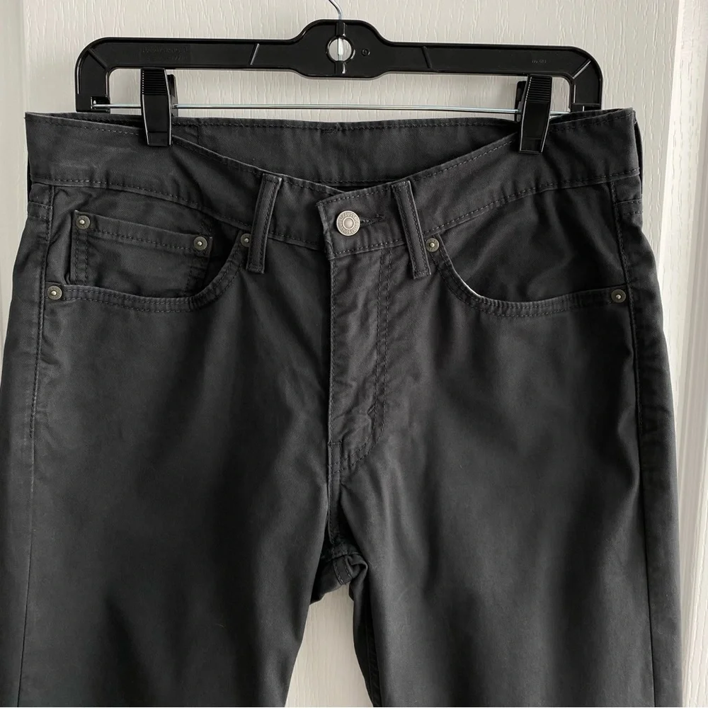 Levis pocket 10” laying