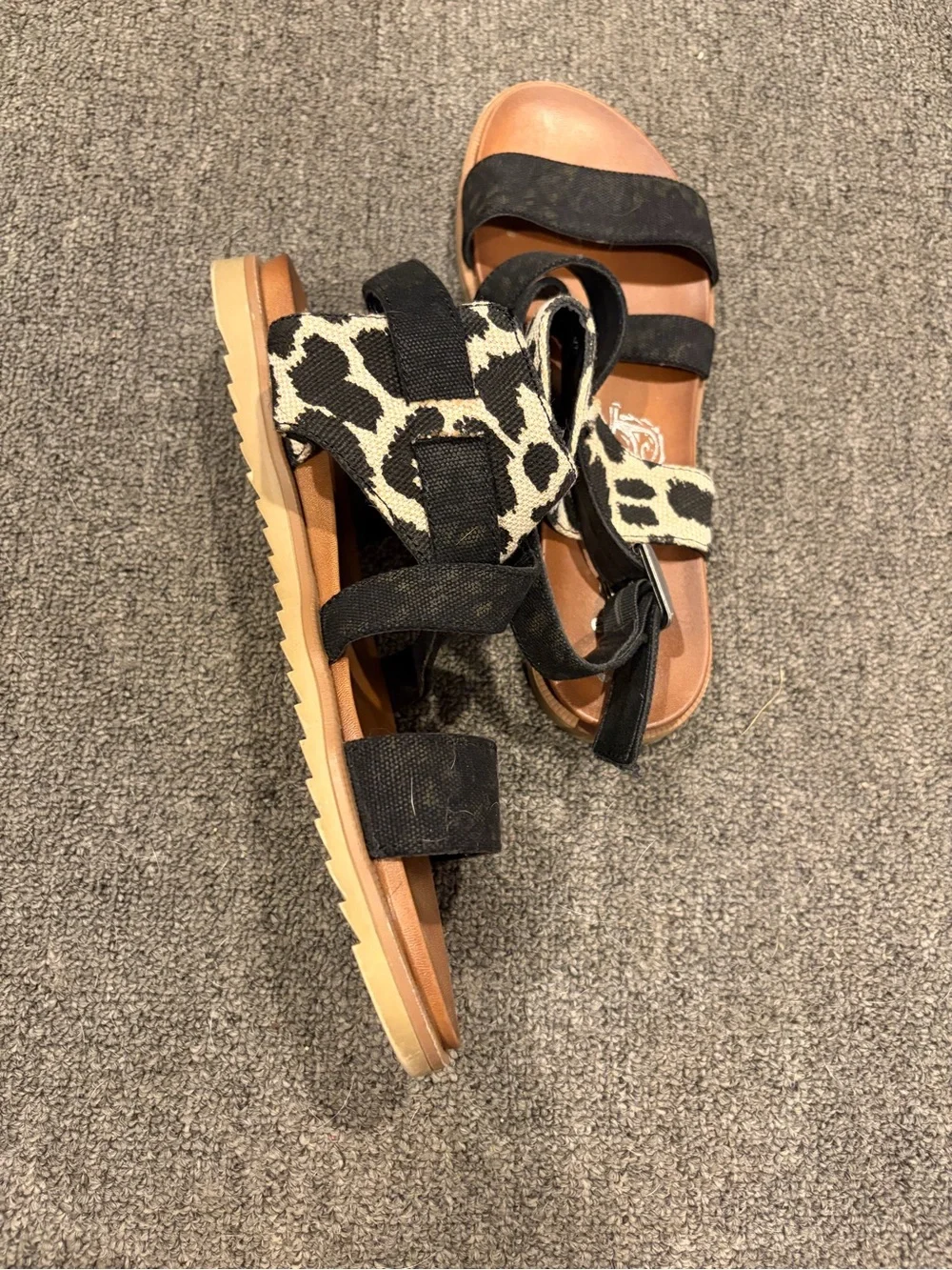 Very G Women’s Black and Tan Leopard Strap Sandals Sz 11