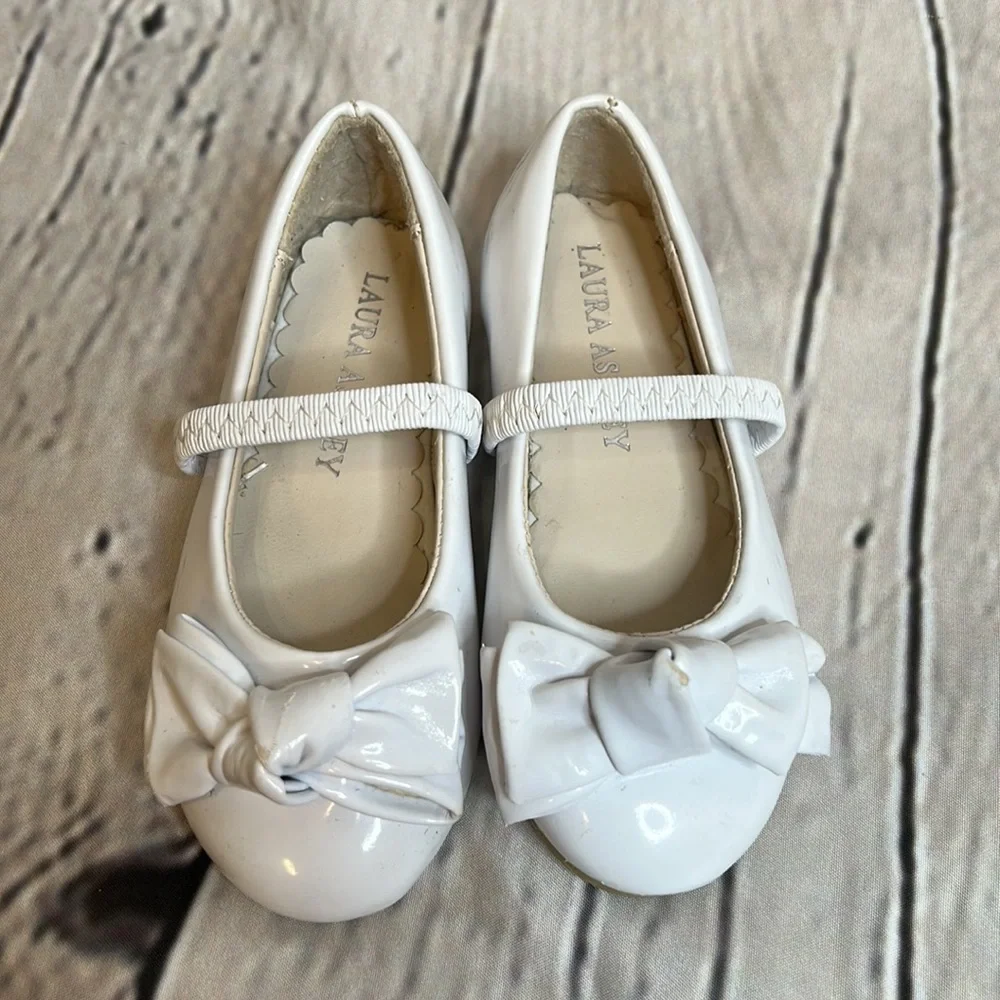 Laura Ashley White Mary Jane Bow Flats Girl’s Size 6 Excellent Condition