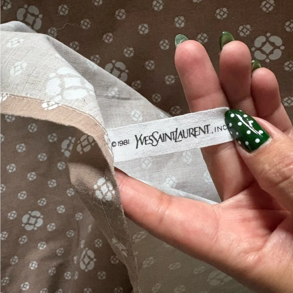 Yves Saint Laurent sheet excellent flat