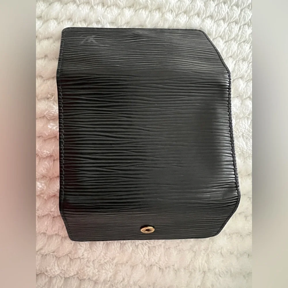 Louis Vuitton measures 4x3