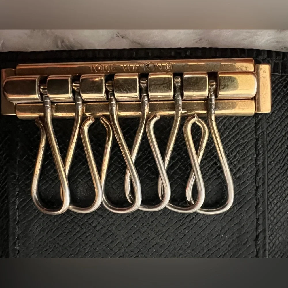 Louis Vuitton measures 4x3
