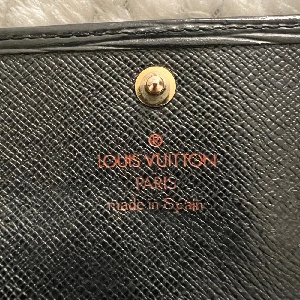 Louis Vuitton measures 4x3