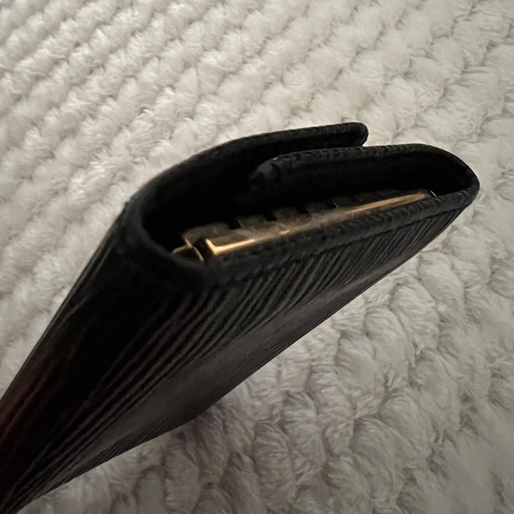 Louis Vuitton measures 4x3