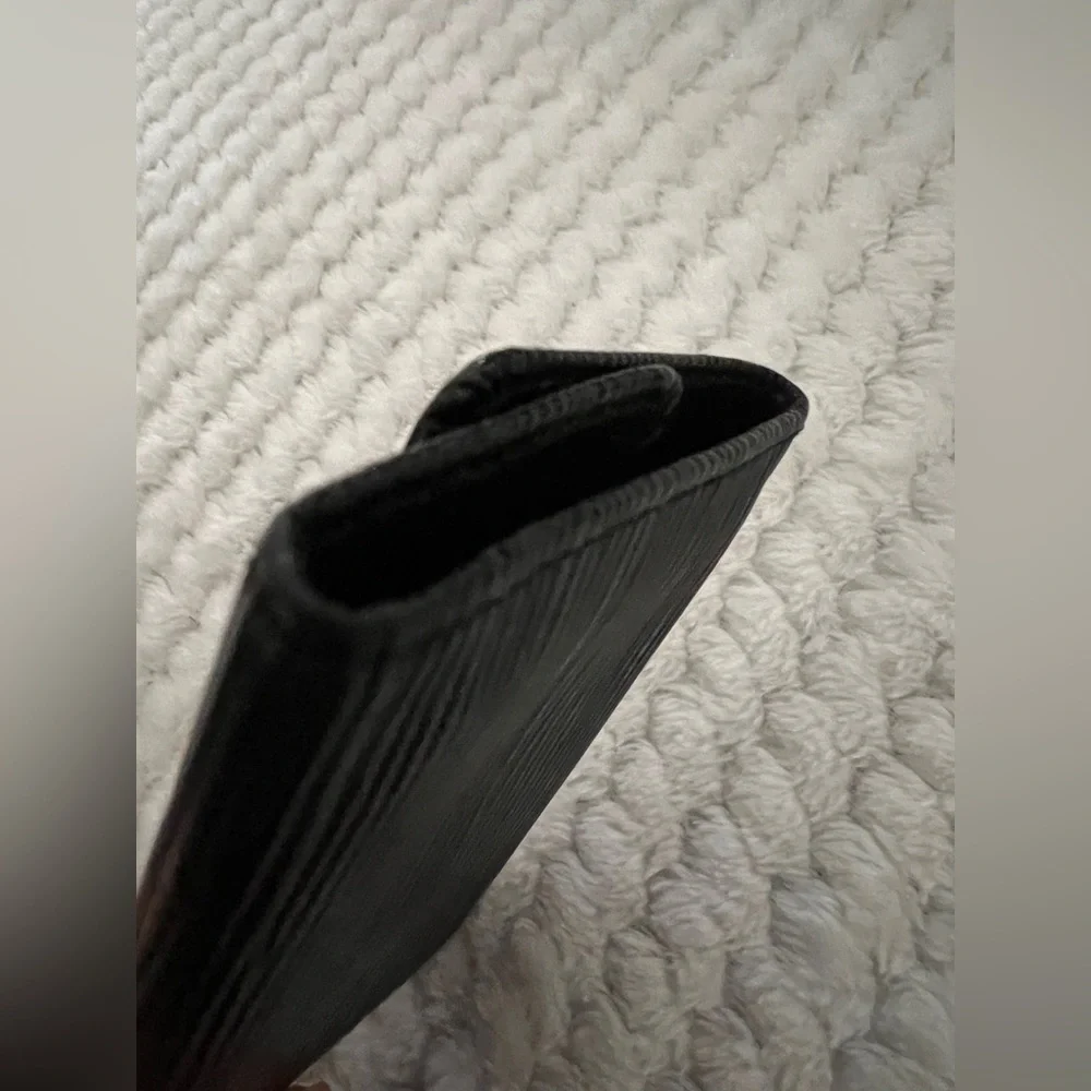 Louis Vuitton measures 4x3