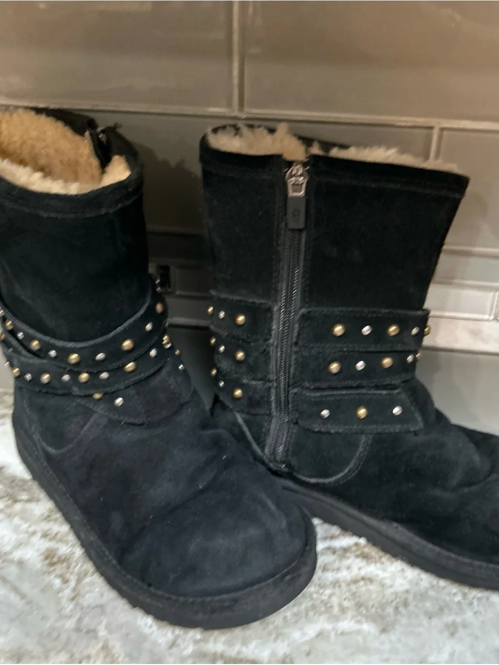 UGG clovis black