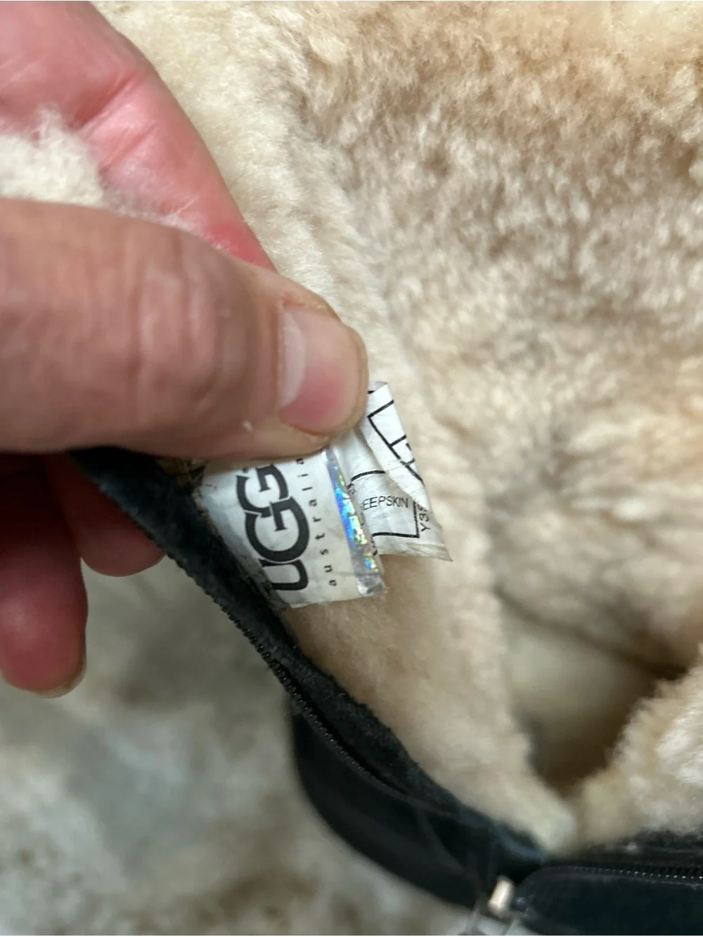 UGG clovis black