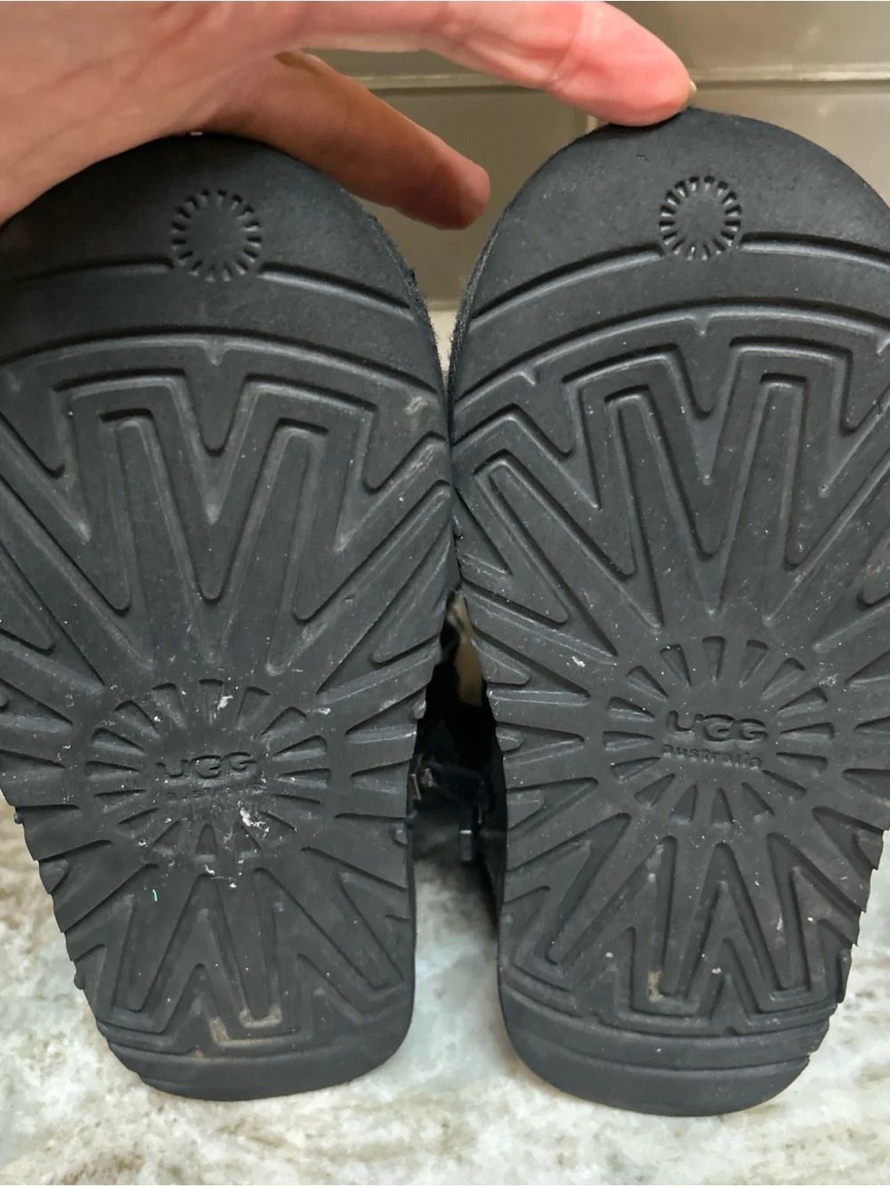 UGG clovis black